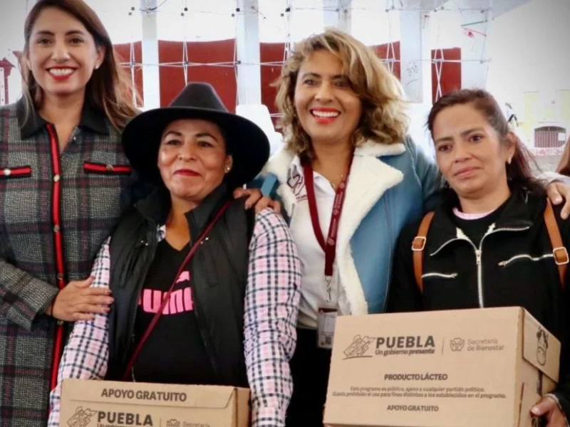 Angélica Alvarado entregando apoyos de leche en Huejotzingo