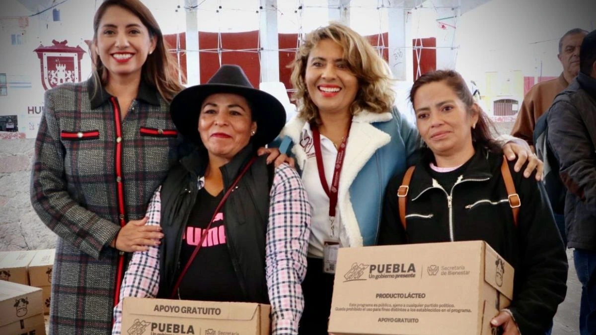 Angélica Alvarado entregando apoyos de leche en Huejotzingo