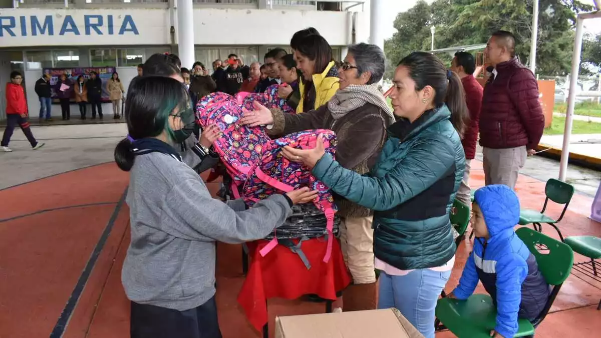 Estudiantes son beneficiados con la entrega de mochilas por parte del ayuntamiento de Tlatlauquitepec