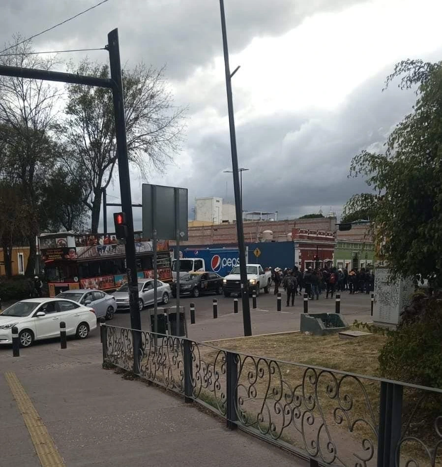 Bulevar 5 de Mayo bloqueado por pobladores de Coyomeapan