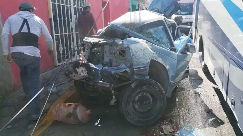 Camión SCTA se queda sin frenos y deja 7 lesionados en Tepexi