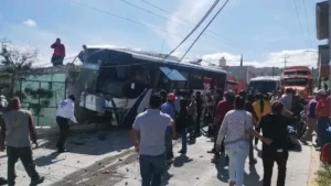Camión SCTA se queda sin frenos y deja 7 lesionados en Tepexi