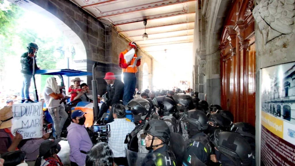 Con un tractor, pobladores de La Resurrección intentaron entrar al Palacio Municipal