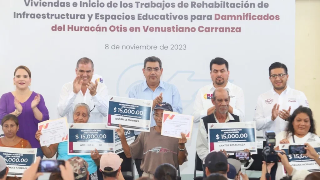 Entrega Sergio Salomón apoyos a habitantes de Venustiano Carranza