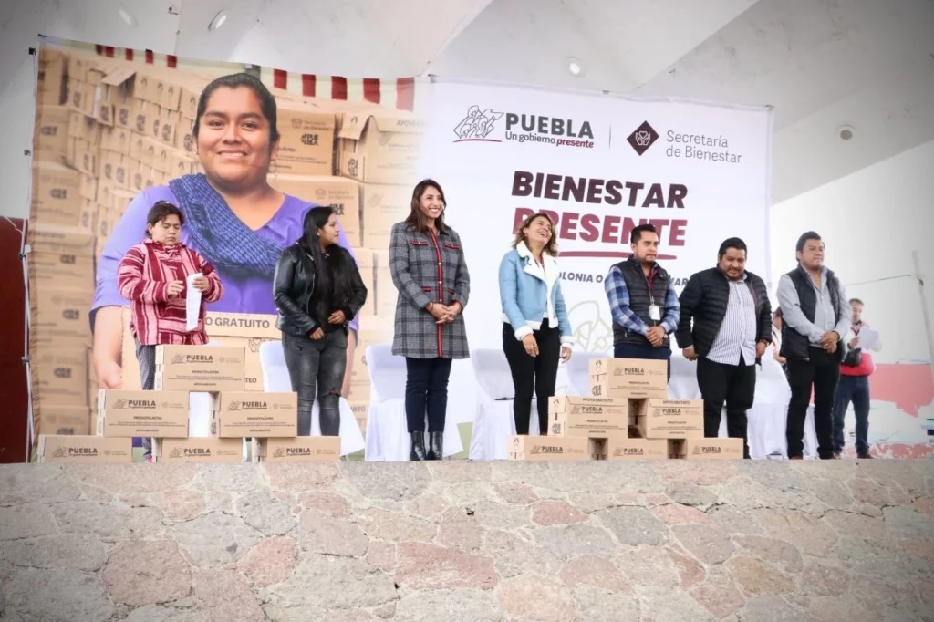 La presidenta de Huejotzingo, Angélica Alvarado entregó 500 apoyos de leches en el municipio