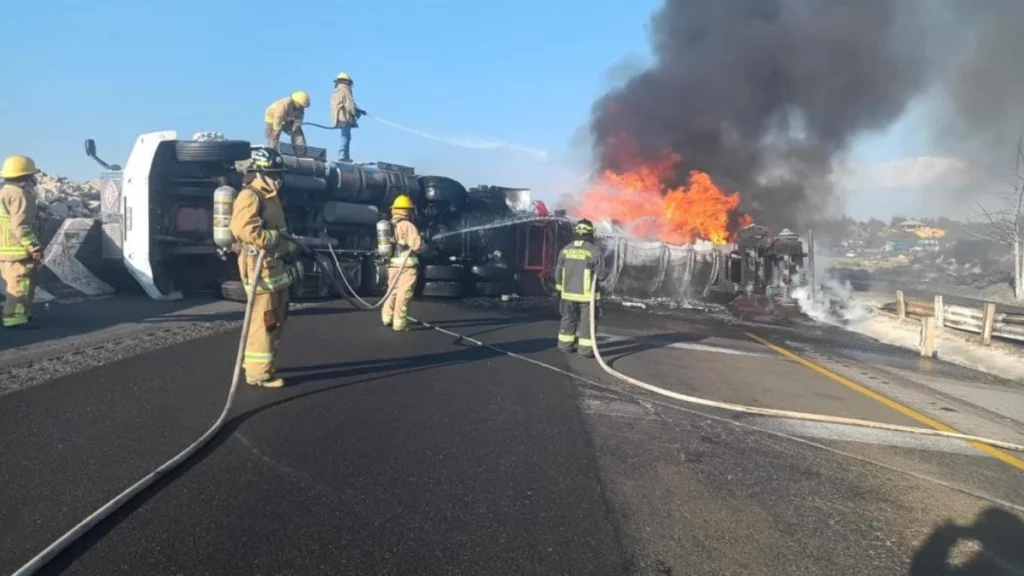 Explota tractocamión en la Puebla-Orizaba a la altura de Esperanza