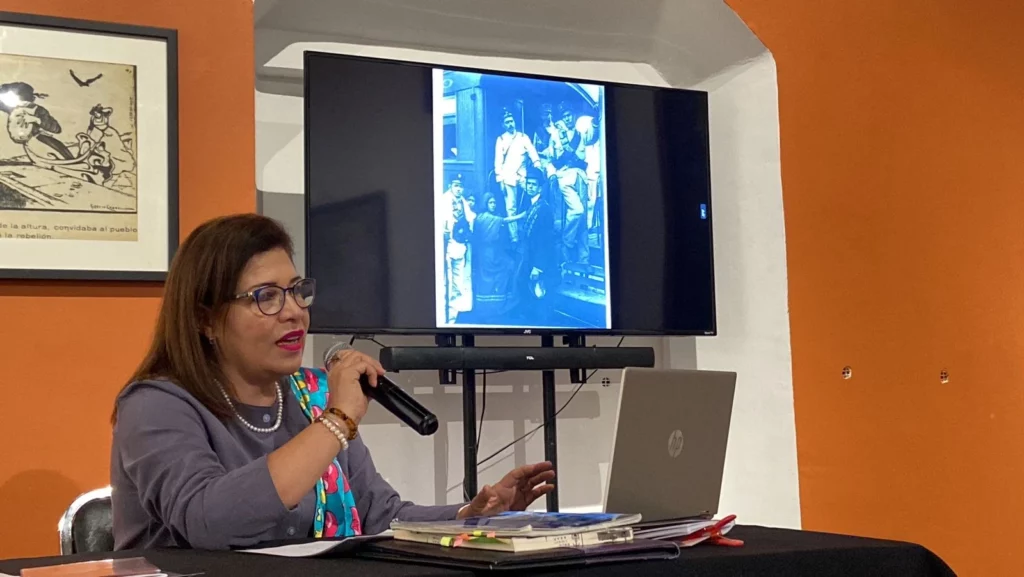 Mayra Sánchez, impartiendo conferencia sobre la Revolución Mexicana.