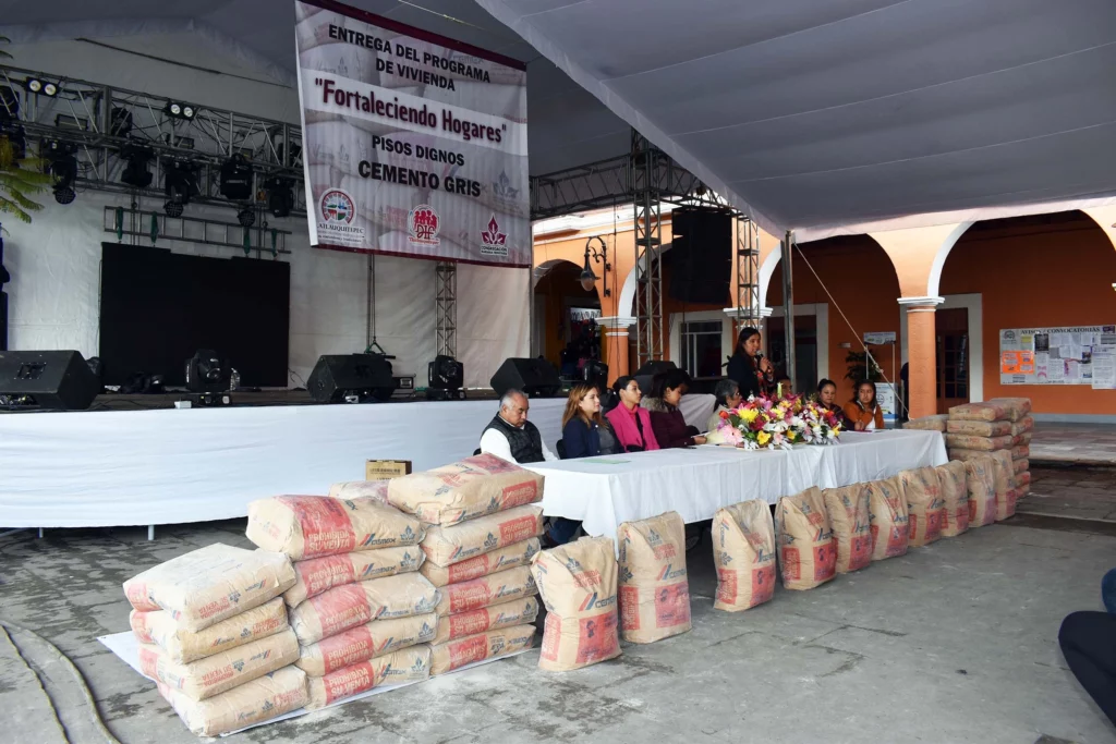 DIF Tlatlauquitepec entrega cementos