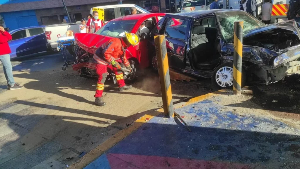 Choque en la Calzada Zaragoza deja ocho lesionados, una mujer quedó prensada