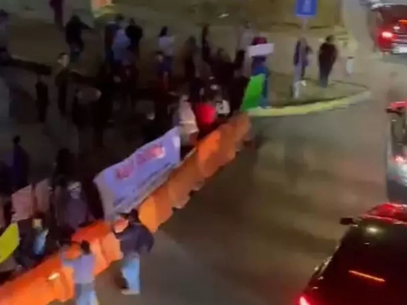 Manifestación en Atlixcáyotl por cierre de vueltas a la izquierda