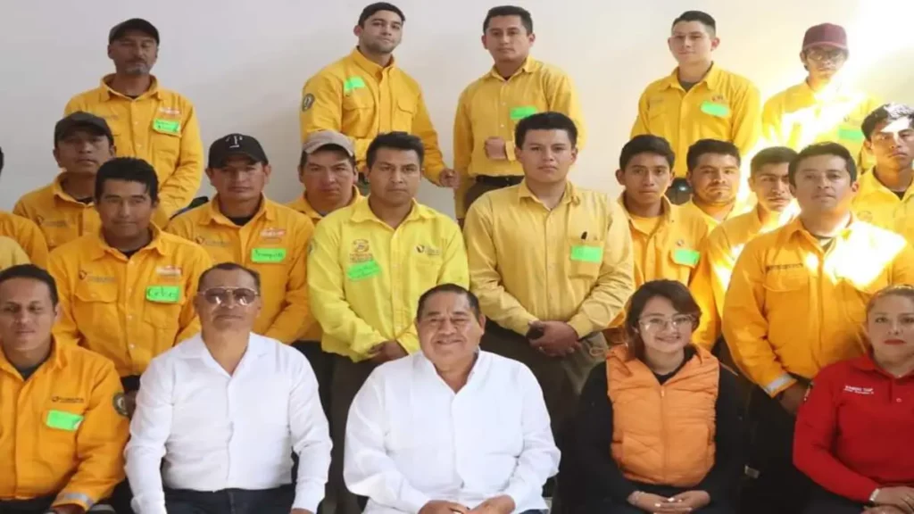 Mario de la Rosa clausura cursos contra incendios en Amozoc