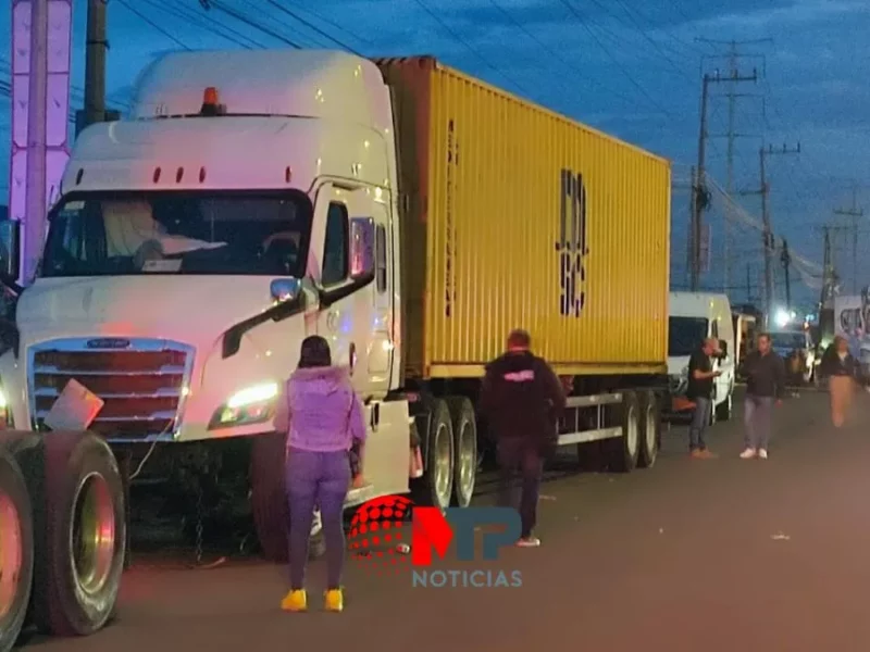 Matan a trailero y lo abandonan en su camión en Periférico, Puebla