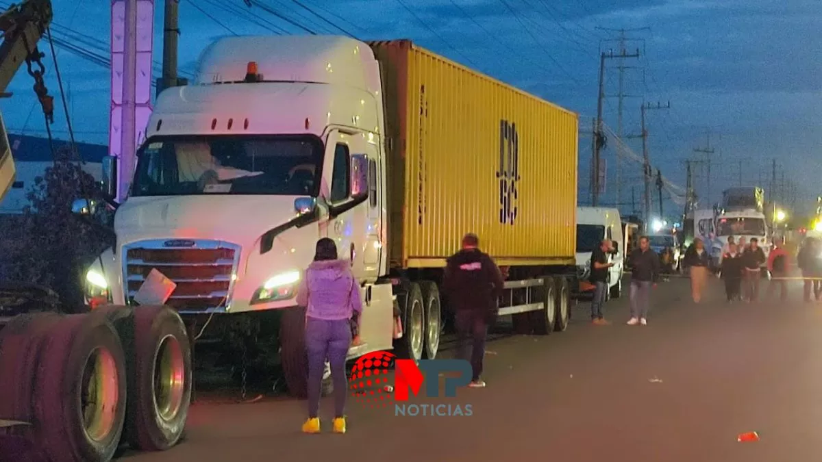 Matan a trailero y lo abandonan en su camión en Periférico, Puebla