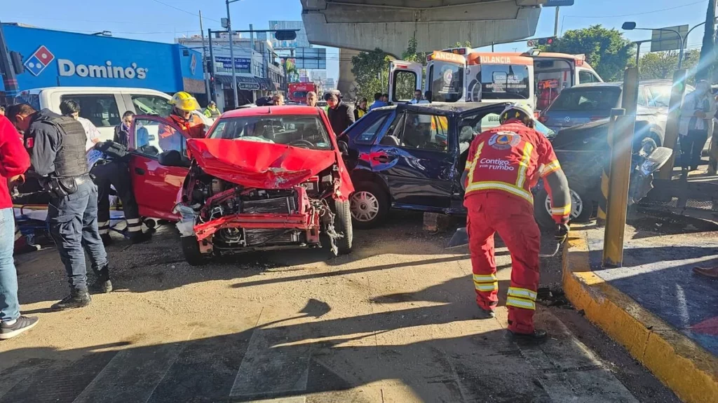 Choque en la Calzada Zaragoza deja ocho lesionados, una mujer quedó prensada