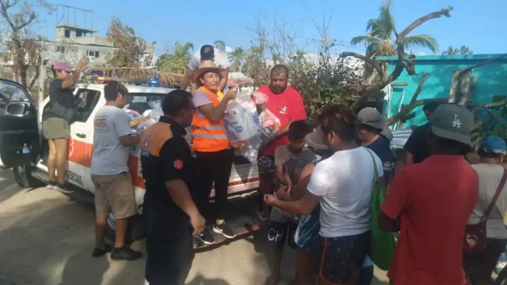 Personal del ayuntamiento de Tlatlauquitepec entregando apoyo a familias de Acapulco, Guerrero.