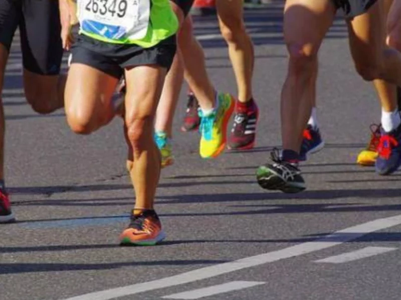 Personas corriendo en maratón de Puebla