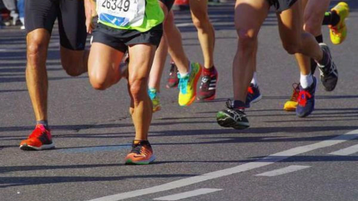 Personas corriendo en maratón de Puebla