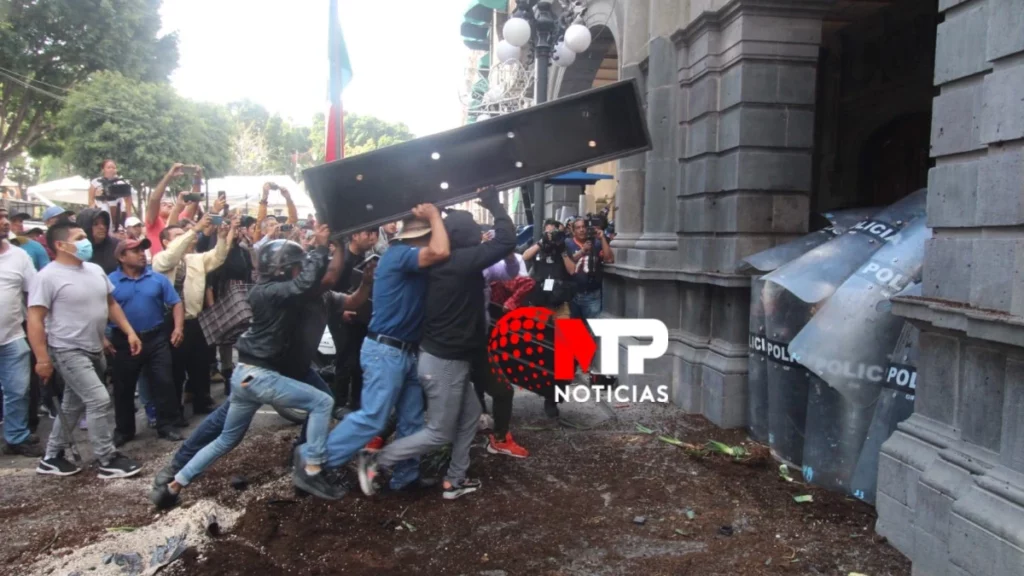 Pobladores de La Resurrección se enfrentan con granaderos en Palacio Municipal de Puebla