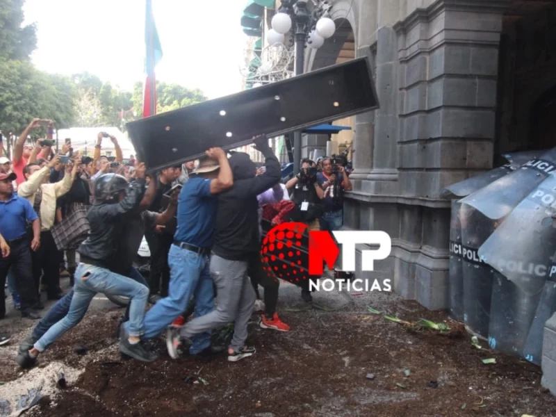 Pobladores de La Resurrección se enfrentan con granaderos en Palacio Municipal de Puebla