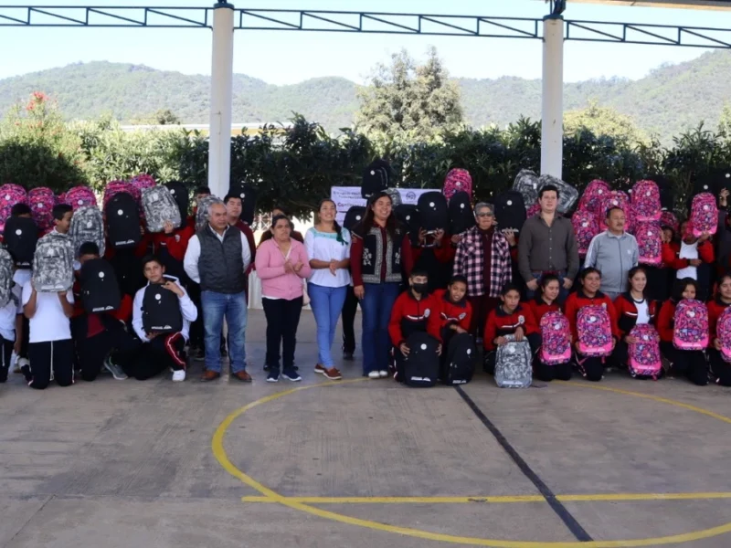 Porfirio Loeza entrega mochilas en Tlatlauquitepec