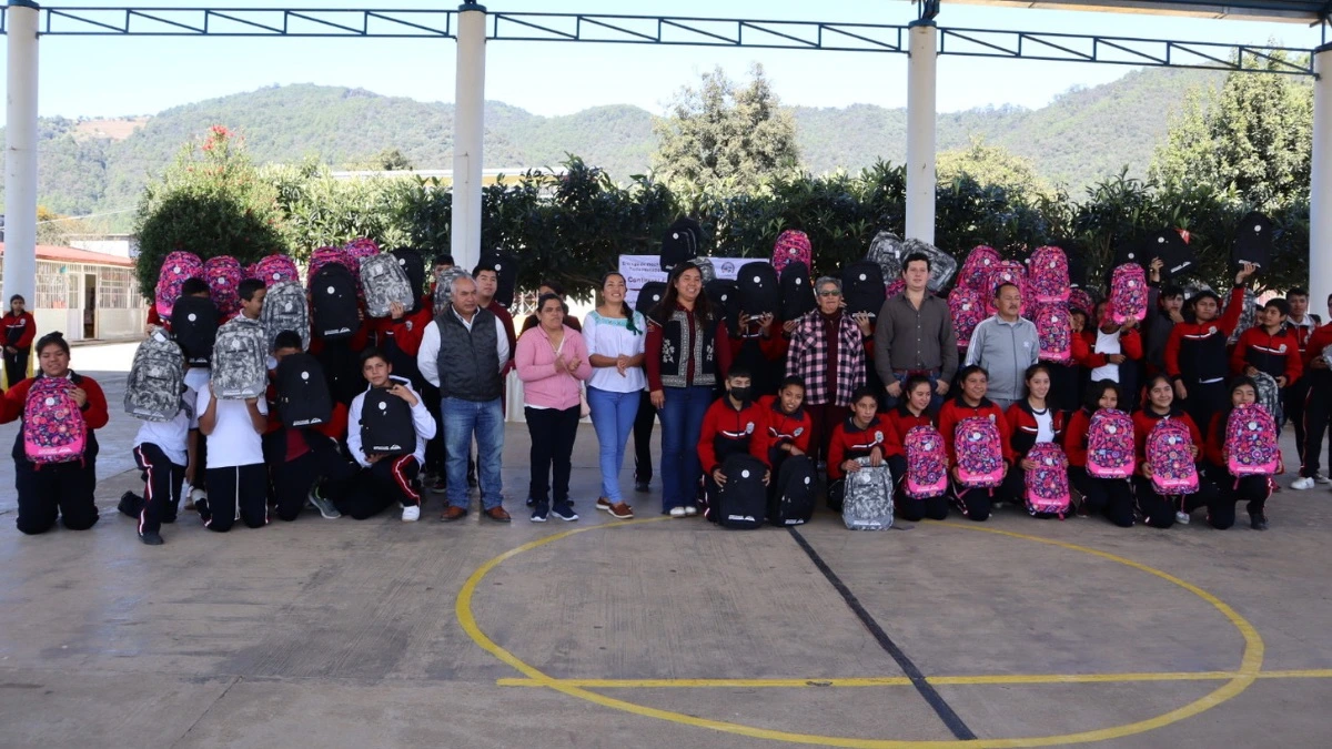 Porfirio Loeza entrega mochilas en Tlatlauquitepec