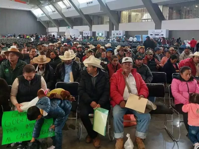Agricultores reciben apoyo por sequía en Tlatlauquitepec
