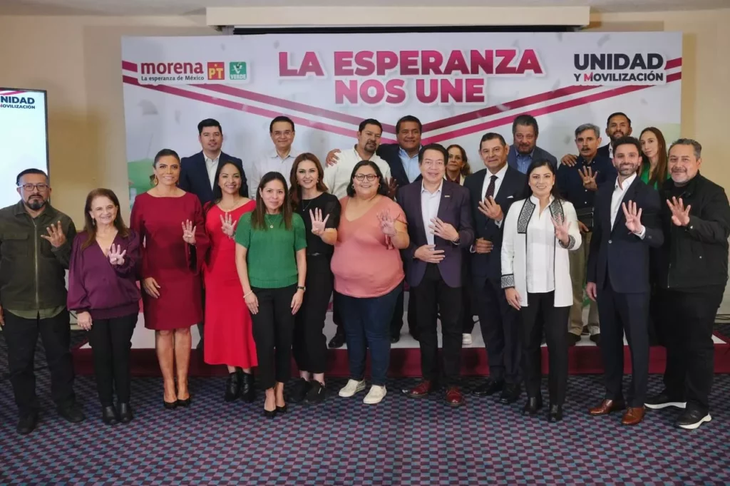 Seis de siete finalistas de Puebla durante anuncio de ganadores de encuesta de Morena.