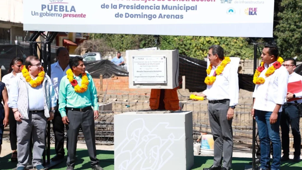 El gobernador de Puebla, Sergio Salomón colocando la primera piedra de la presidencia de Domingo Arenas