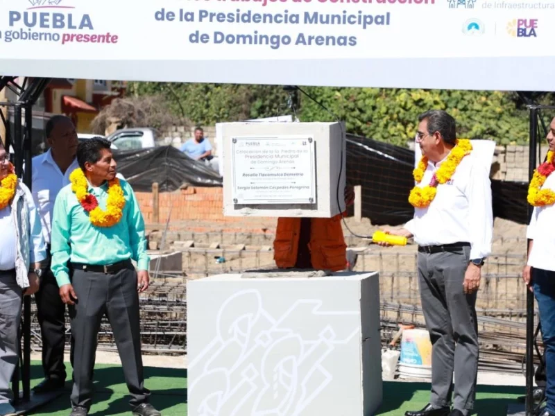 El gobernador de Puebla, Sergio Salomón colocando la primera piedra de la presidencia de Domingo Arenas