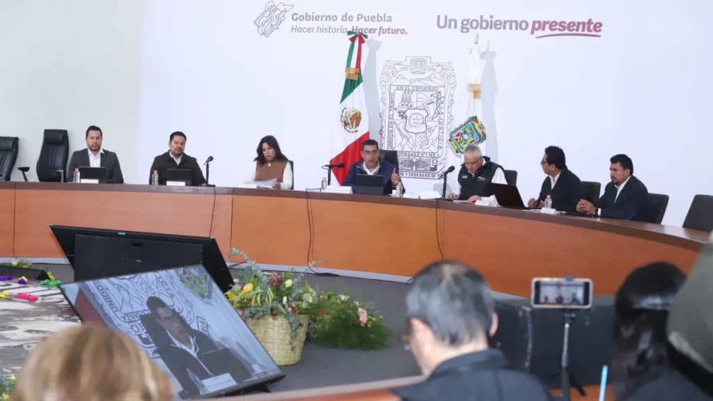 Sergio Salomón con integrantes del gabinete en rueda de prensa