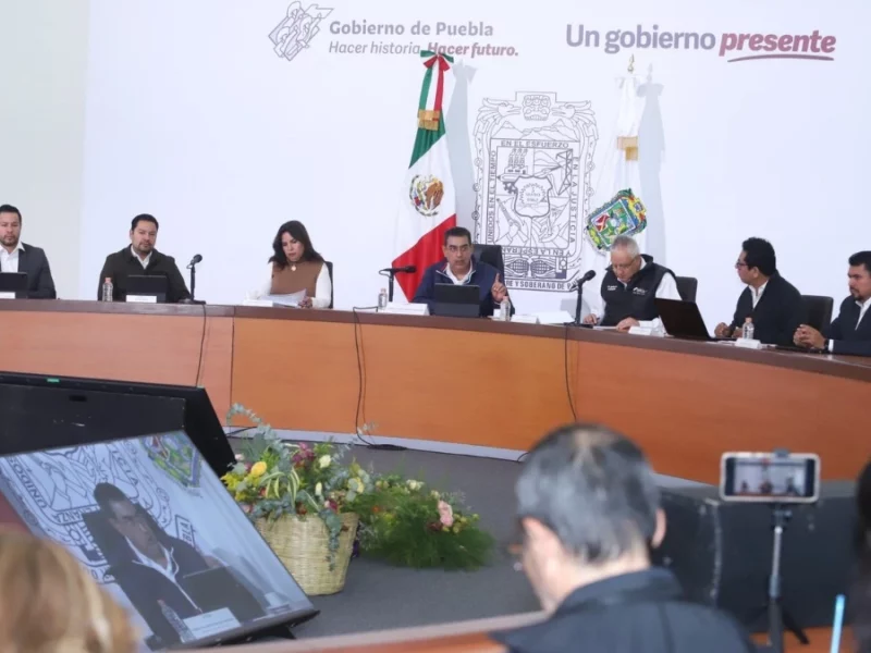 Sergio Salomón con integrantes del gabinete en rueda de prensa