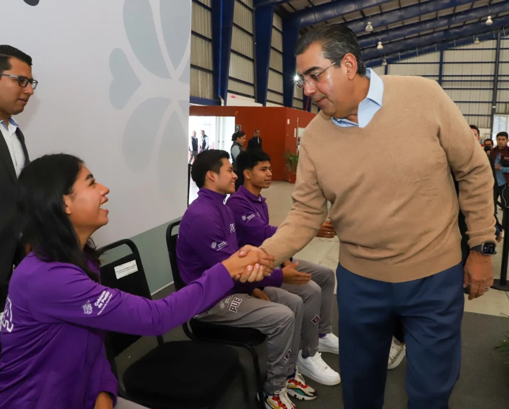 Sergio Salomón entrega estímulos a favor de deportistas