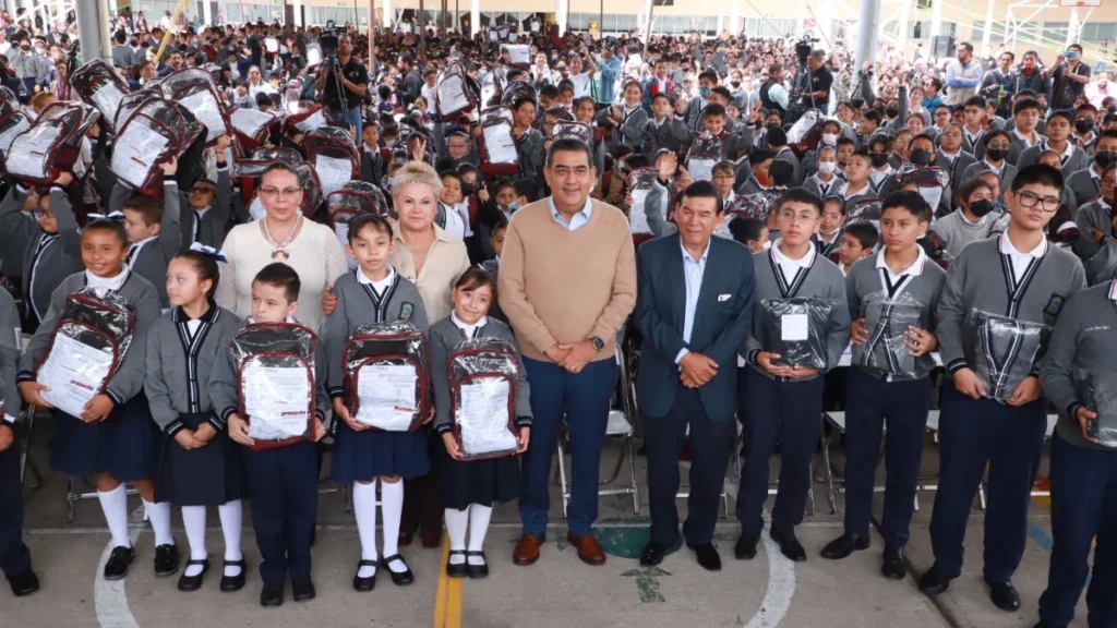 Sergio Salomón entrega uniformes en Tehuacán