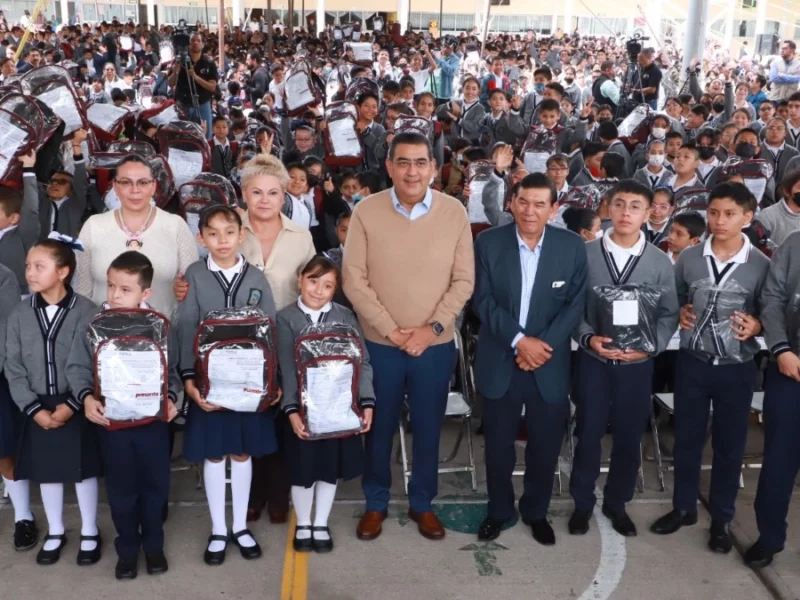 Sergio Salomón entrega uniformes en Tehuacán