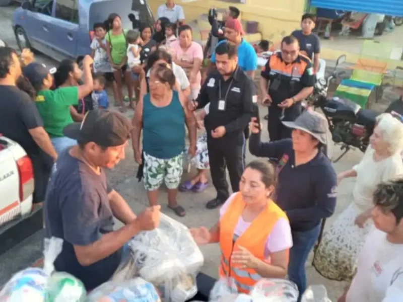 Personal del ayuntamiento municipal de Tlatlauquitepec realizando entrega de despensas a familias afectadas tras el paso del huracán Otis, en Acapulco, Guerrero.