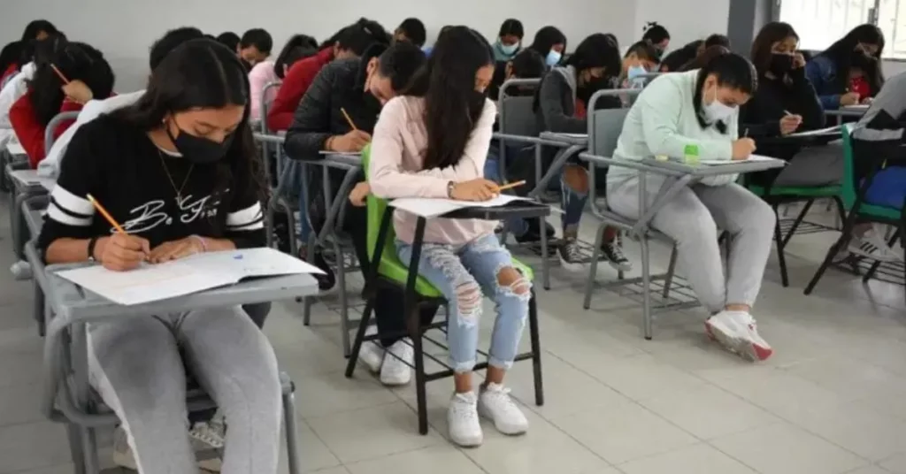Alumnos haciendo examen