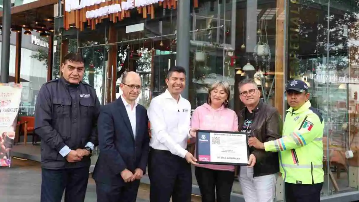 Ayuntamiento de Puebla entrega apoyo número mil 500 de 'Apertura a la Palabra'