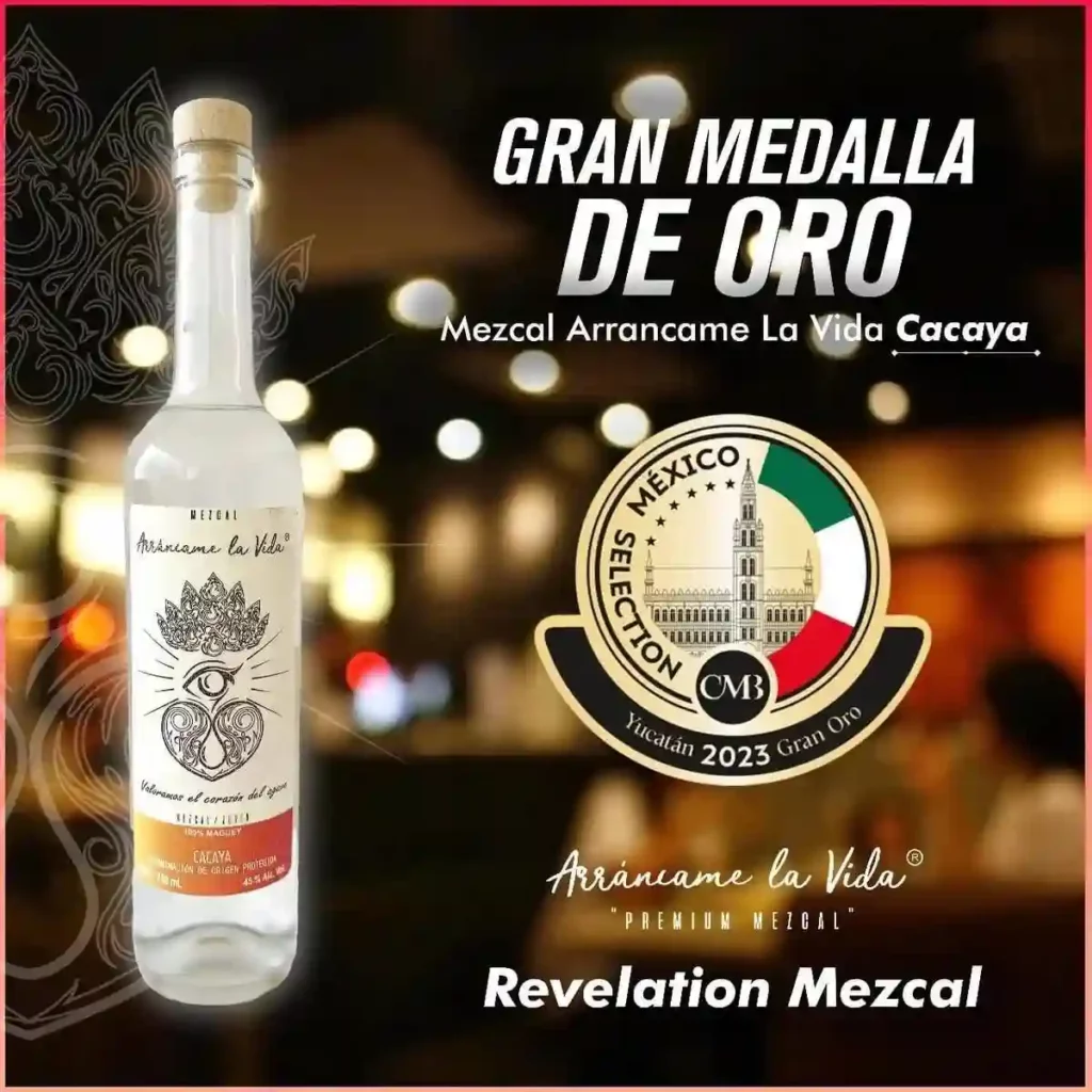 Botella de mezcal poblano 'Arráncame la vida' en cartel donde lo reconocen como el mejor de México.