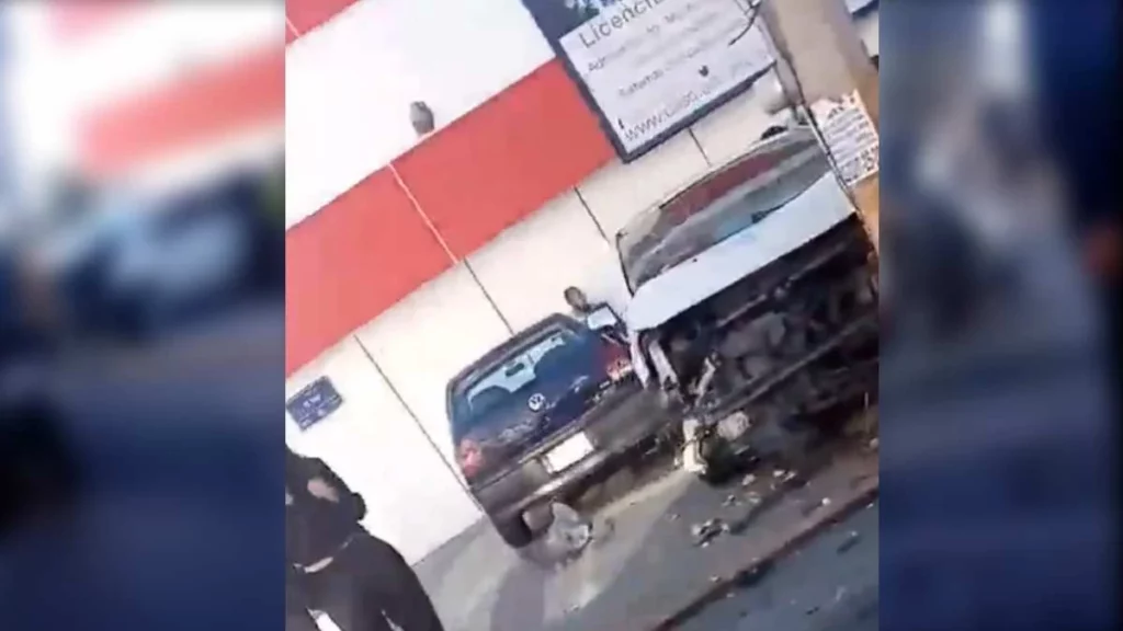 Auto con la parte frontal destrozada tras chocar contra poste en Puebla.