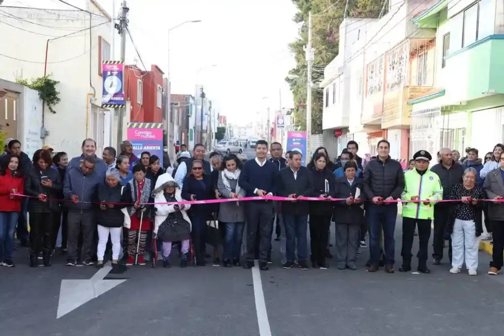 Eduardo Rivera con ciudadanos de Puebla en entrega de calle rehabilitada.