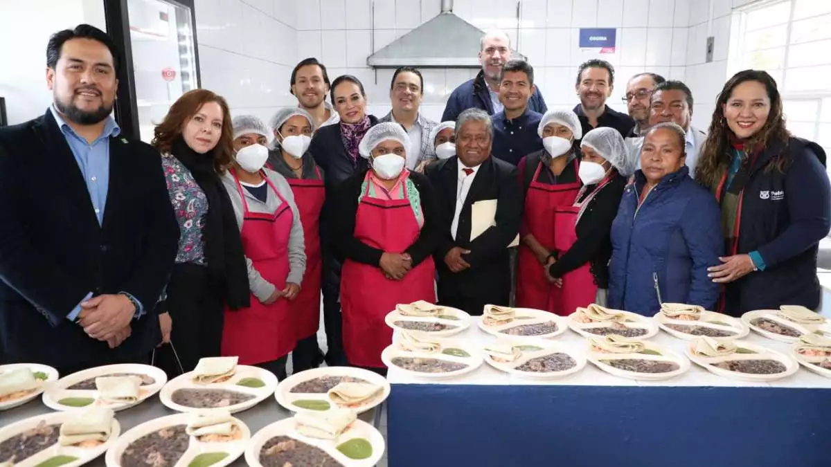 Ayuntamiento de Puebla entrega 36 desayunadores, con inversión de 8 MDP