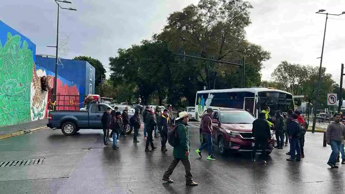 Pobladores de Coyomeapan desquician Puebla: paralizan RUTA 3 y el Congreso
