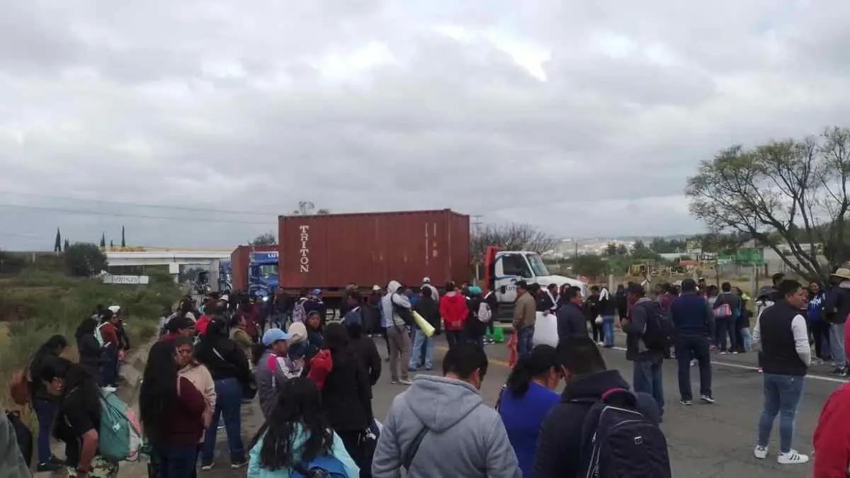 Caos vial: maestros bloquean la Cuacnopalan-Oaxaca