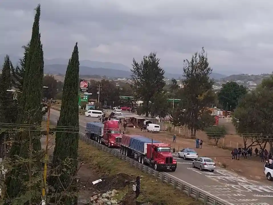 Vista aérea del bloqueo de maestro en la Cuacnopalan-Oaxaca.