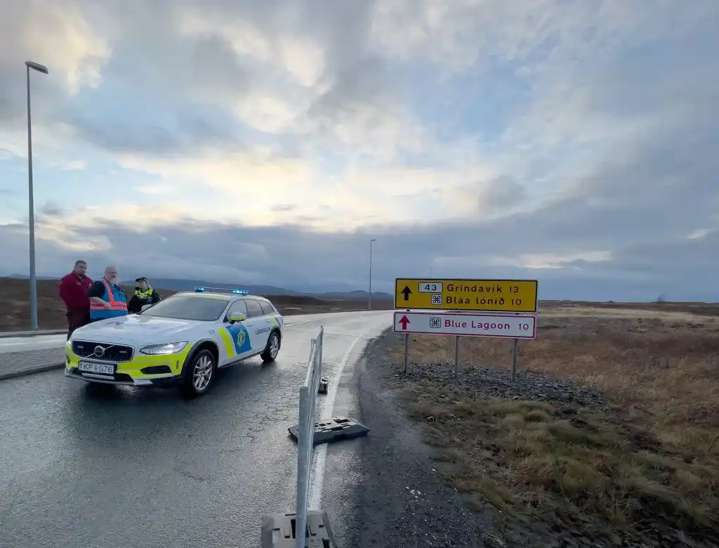 Patrulla vigilando carretera en Islandia ante posible erupción volcánica.