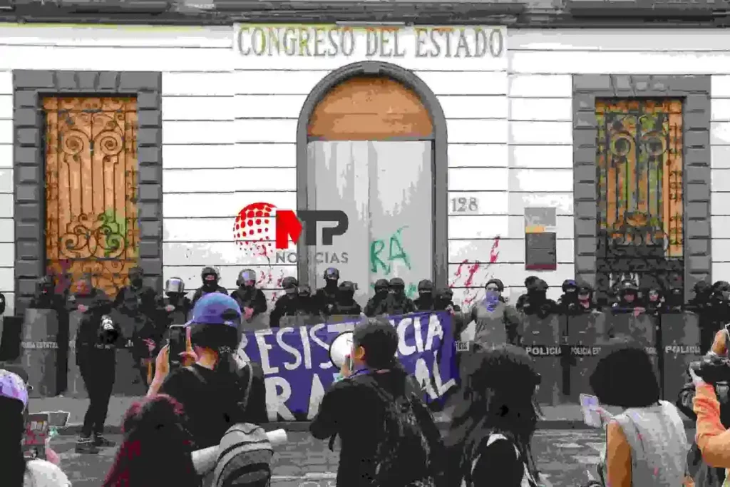 Policías resguardan el Congreso de Puebla ante protesta de Frente Feminista Radical.