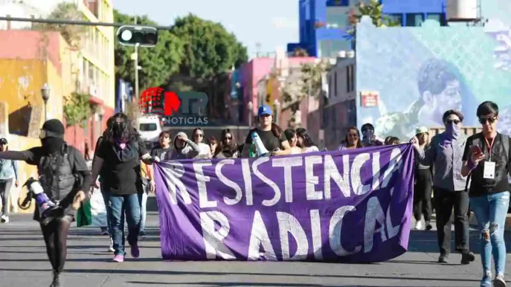 Feministas marchan en Puebla en protesta a la violencia contra las mujeres.