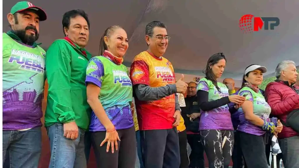 Gobernador Sergio Salomón Céspedes saluda a los participantes del Maratón Puebla 2023