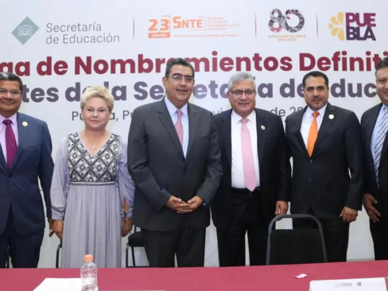 Gobierno de Sergio Salomón entrega mil 484 bases a maestros de Puebla