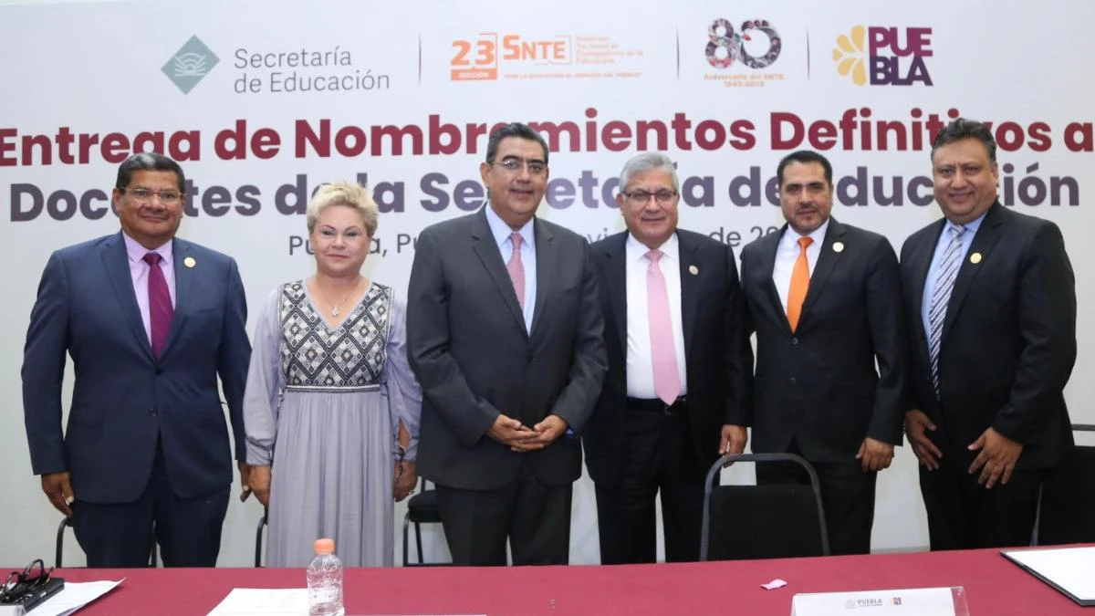 Gobierno de Sergio Salomón entrega mil 484 bases a maestros de Puebla